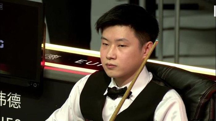 海报中，佩德罗·帕斯卡饰演的Joel和贝拉·拉姆齐饰演的Ellie并肩而立，藤蔓在背后形成蝴蝶的形状，似乎预示着这将是一场破茧成蝶的战斗。